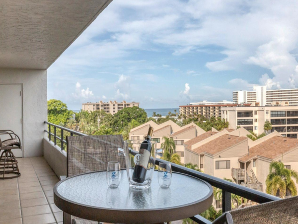 Sixth floor Condo with views of Northern Siesta Key and the Gulf